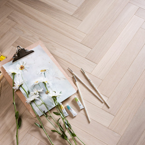 Английская елка 90⁰ COSWICK Акварельный белый (1151-1842-10) Шелковое масло ультраматовое 1,908 м2 в интерьере